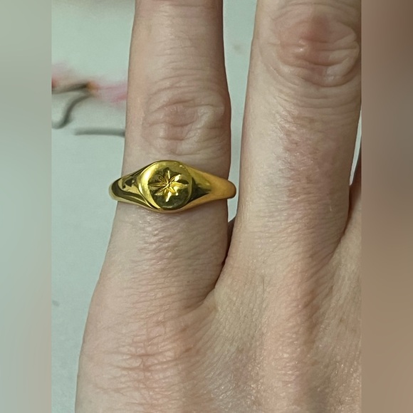 Gold Star Signet Ring - Picture 2 of 3